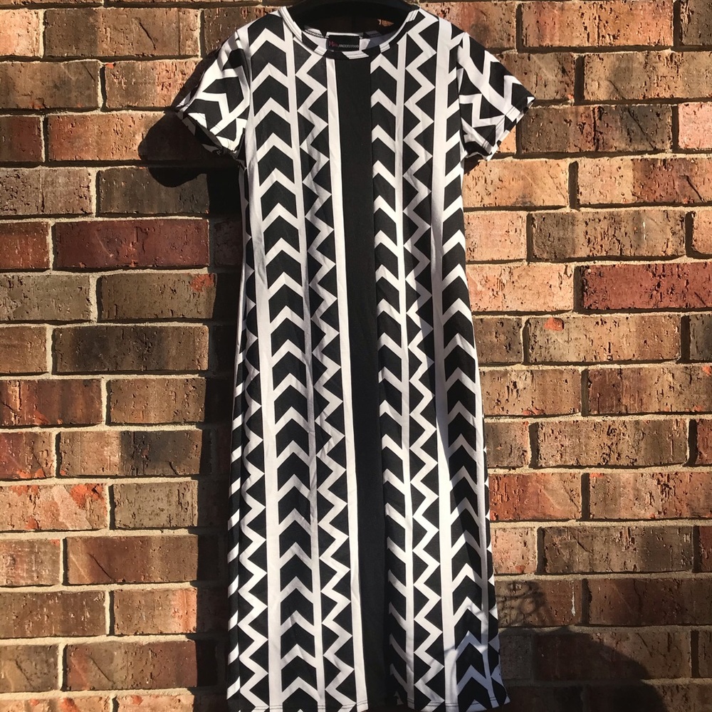 ❤️❤️Black and White fitted dress❤️❤️